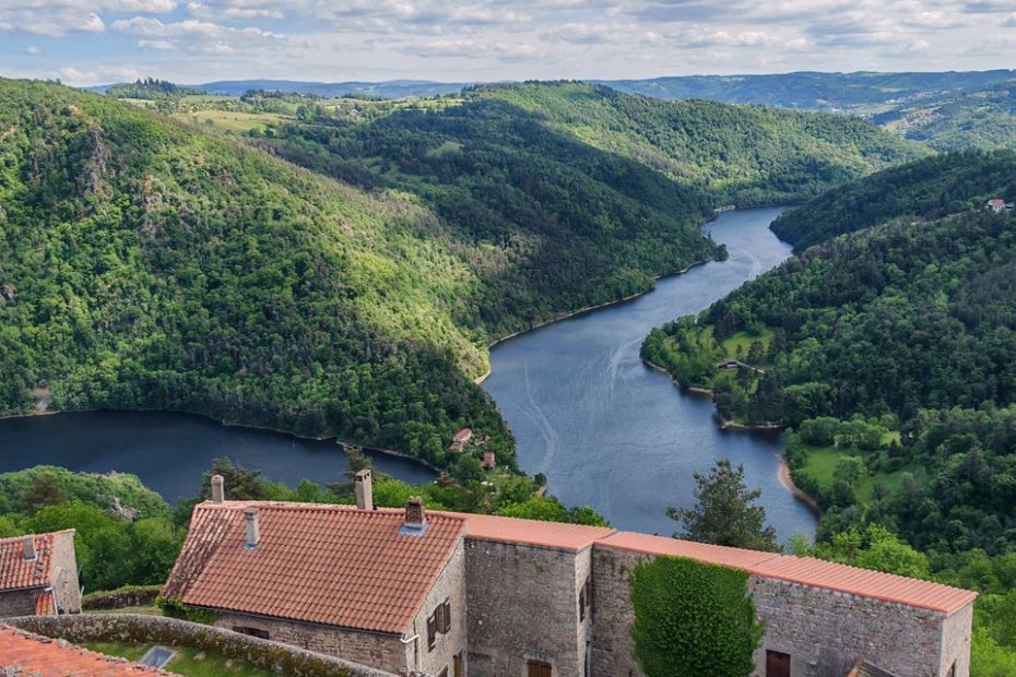 Les gorges avec le lac artificiel