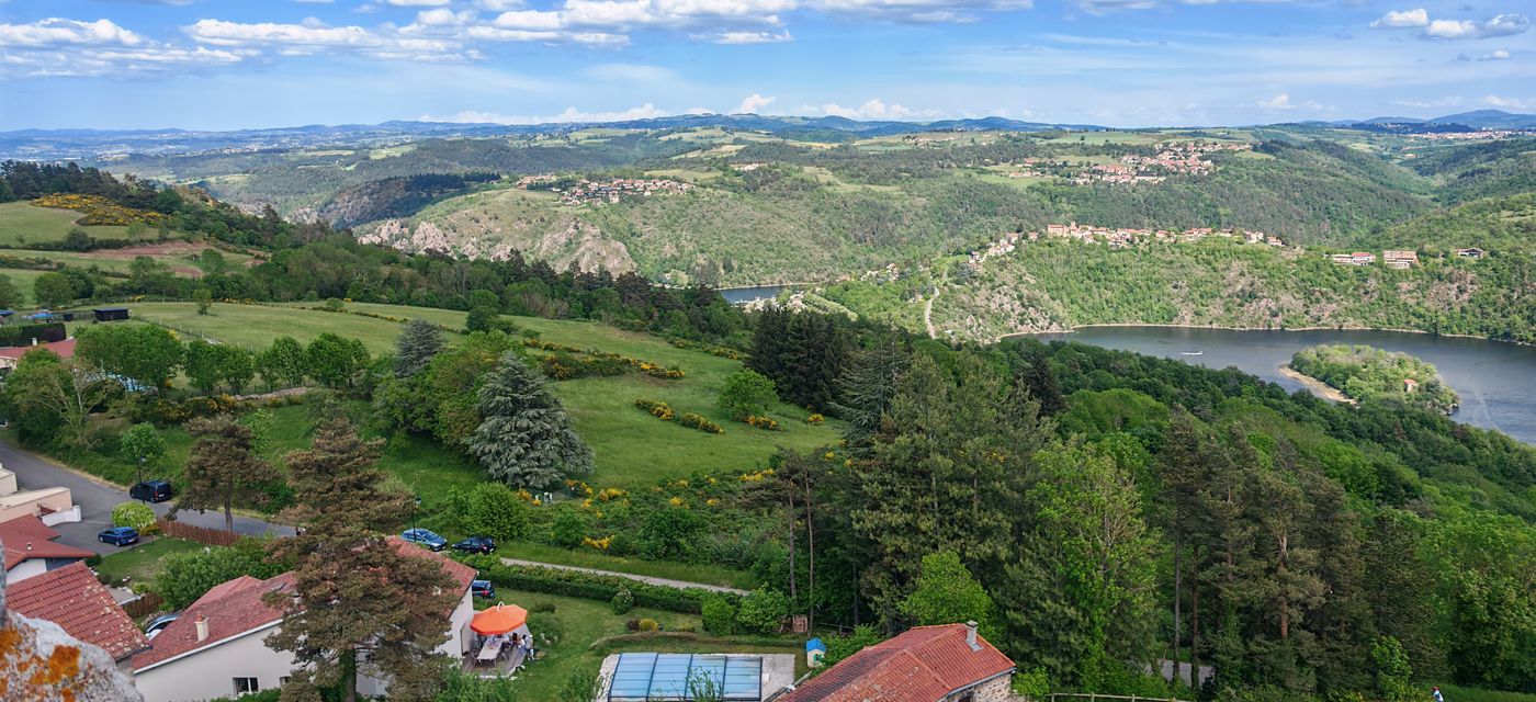 En face des petit villages perché