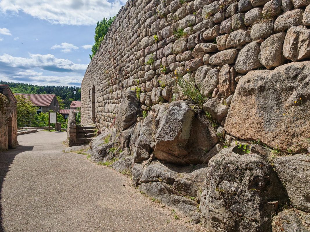 Construit sur un éperon rocheux