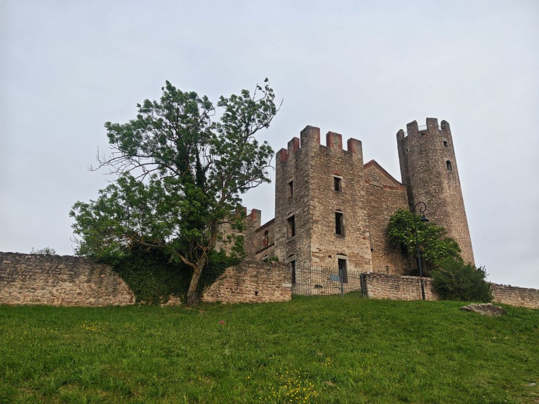 Le château avec tour ronde et carré