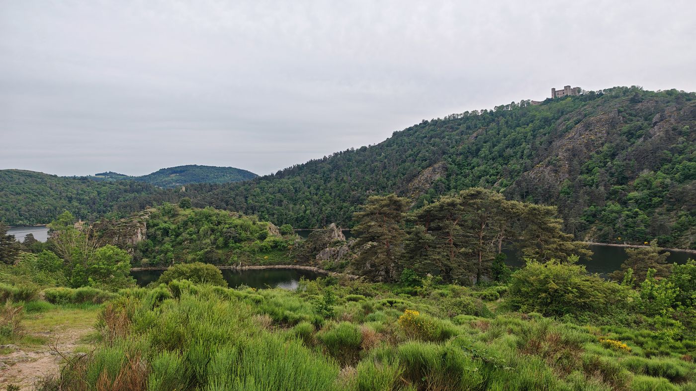 Le château d'Essaloi vu de l'autre rive