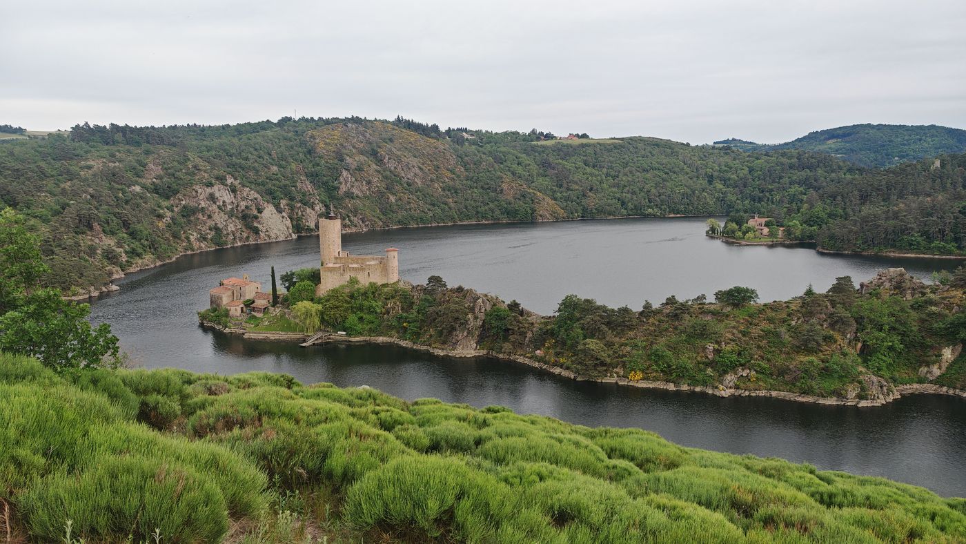 Le château, l'église de l'île Grangent