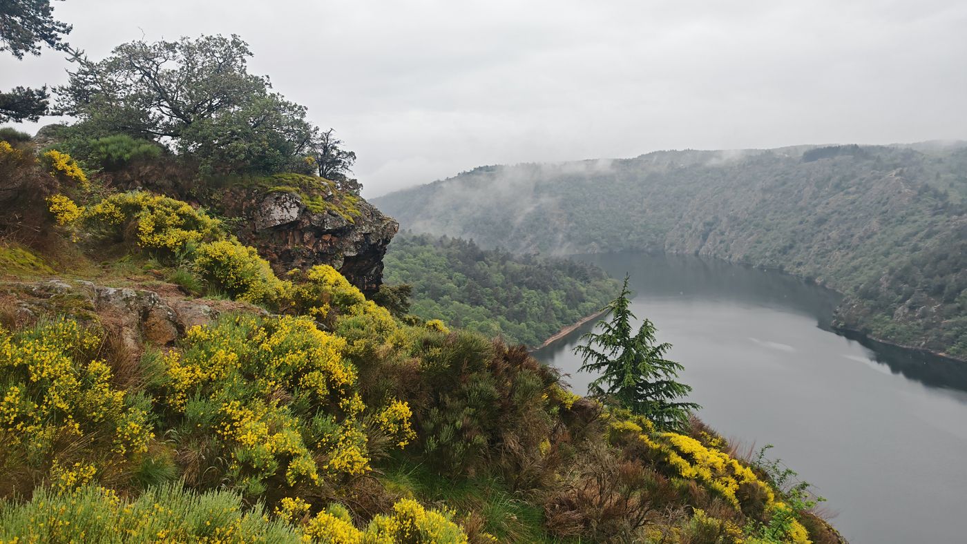 Les paysages brumeux et rocheux comme j'aime