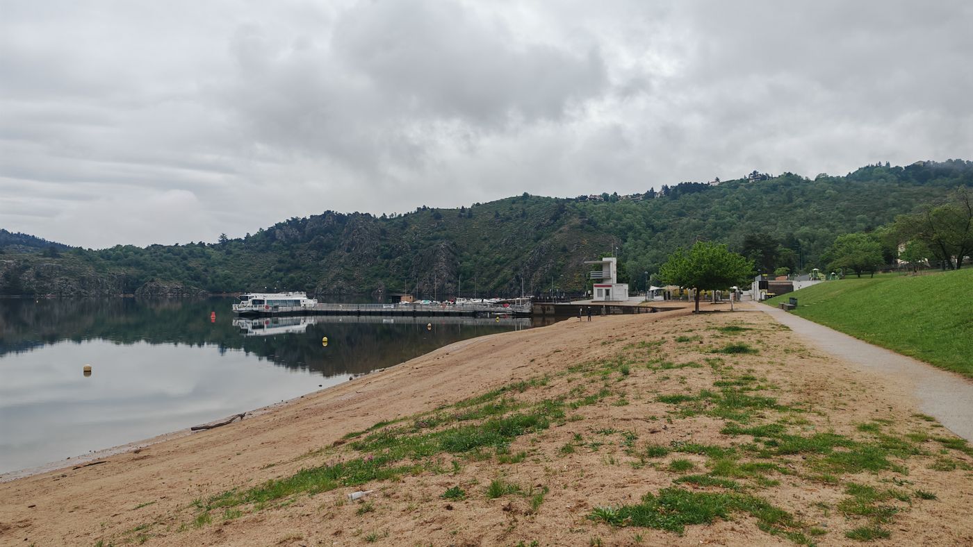 La plage et la capitainerie, marrés basse