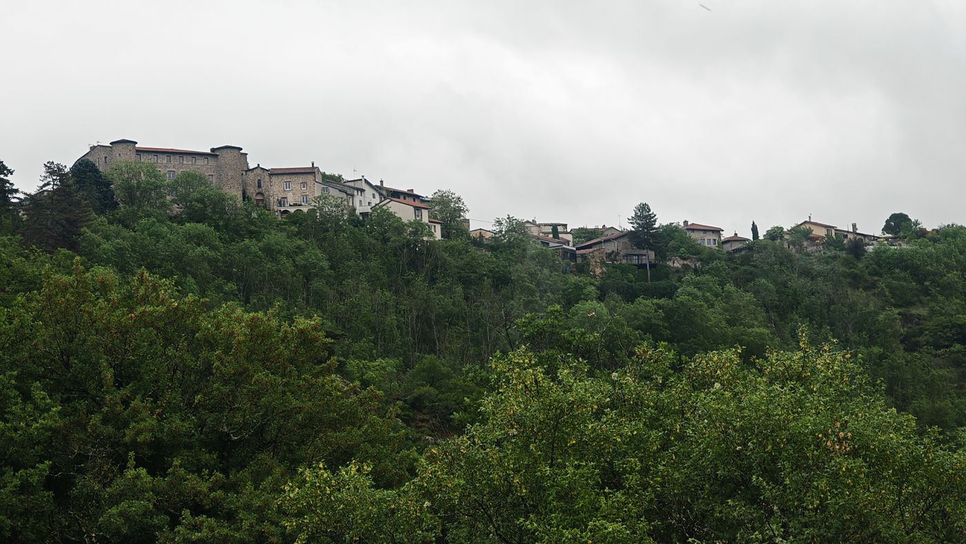 En remontant sur Saint-Victor-sur-Loire et son château