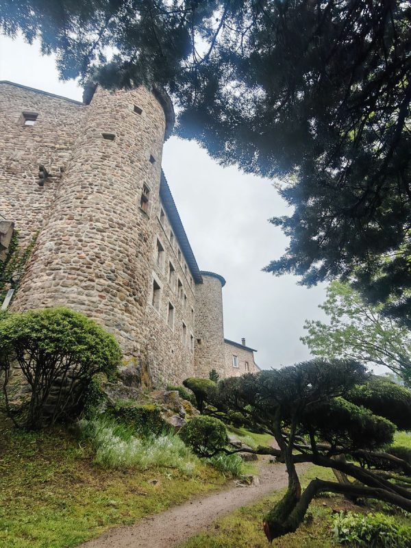 Petit sentier sous le château