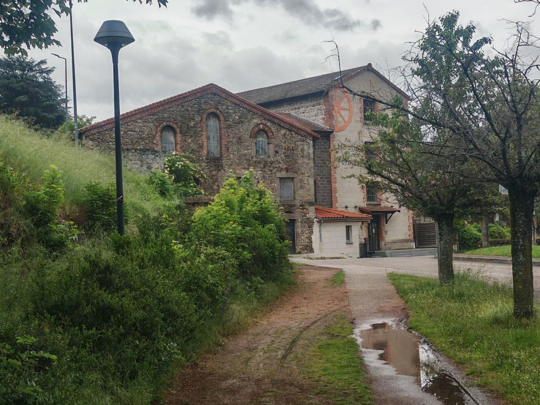 Jolie façade d'un magasin Au Moulin de nos Fermes
