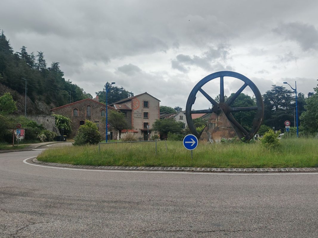 Le rond point d'entrée en ville d'Unieux