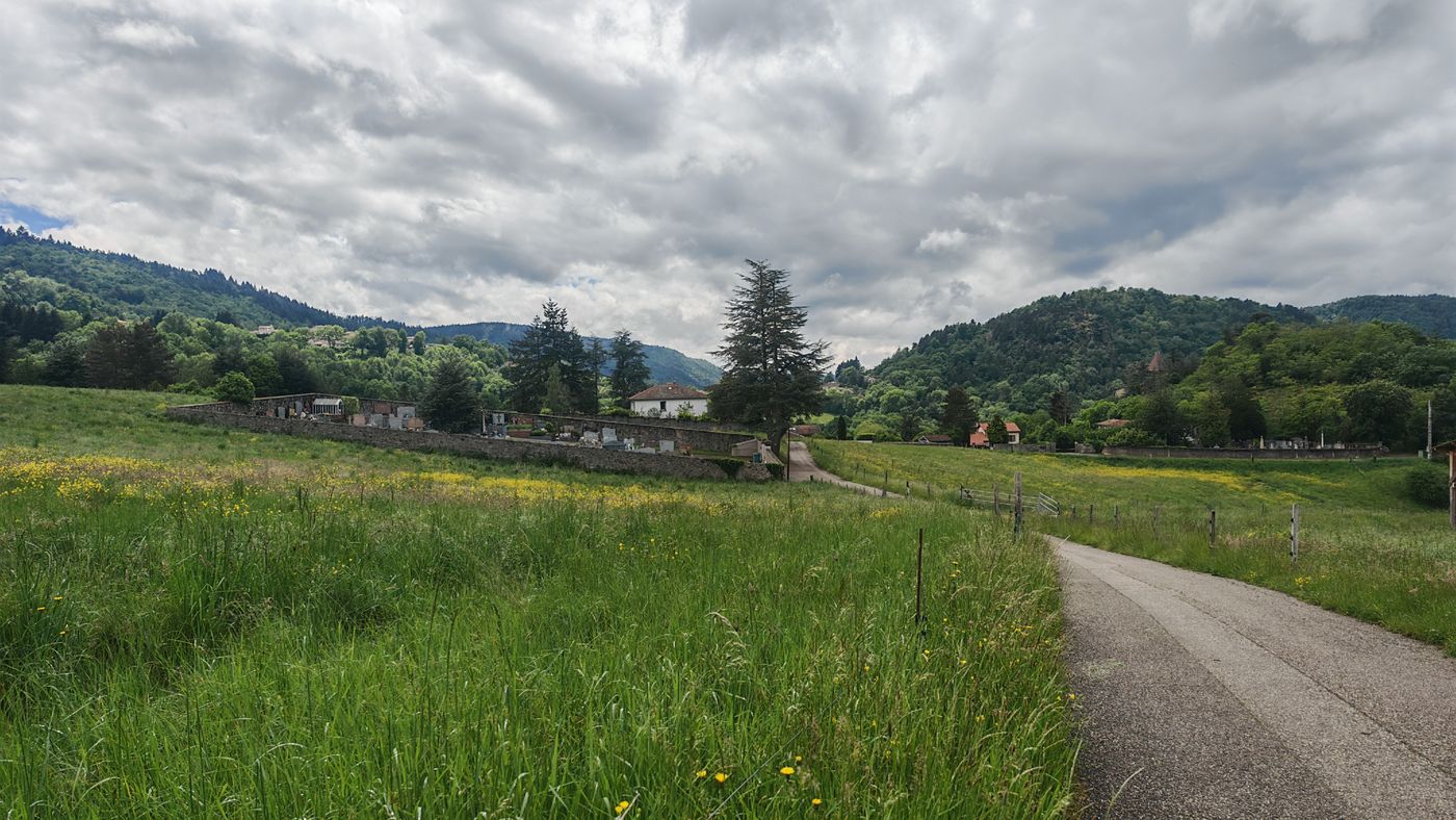 Au dessus de Saint-Paul-en-Cornillon on voie une tours