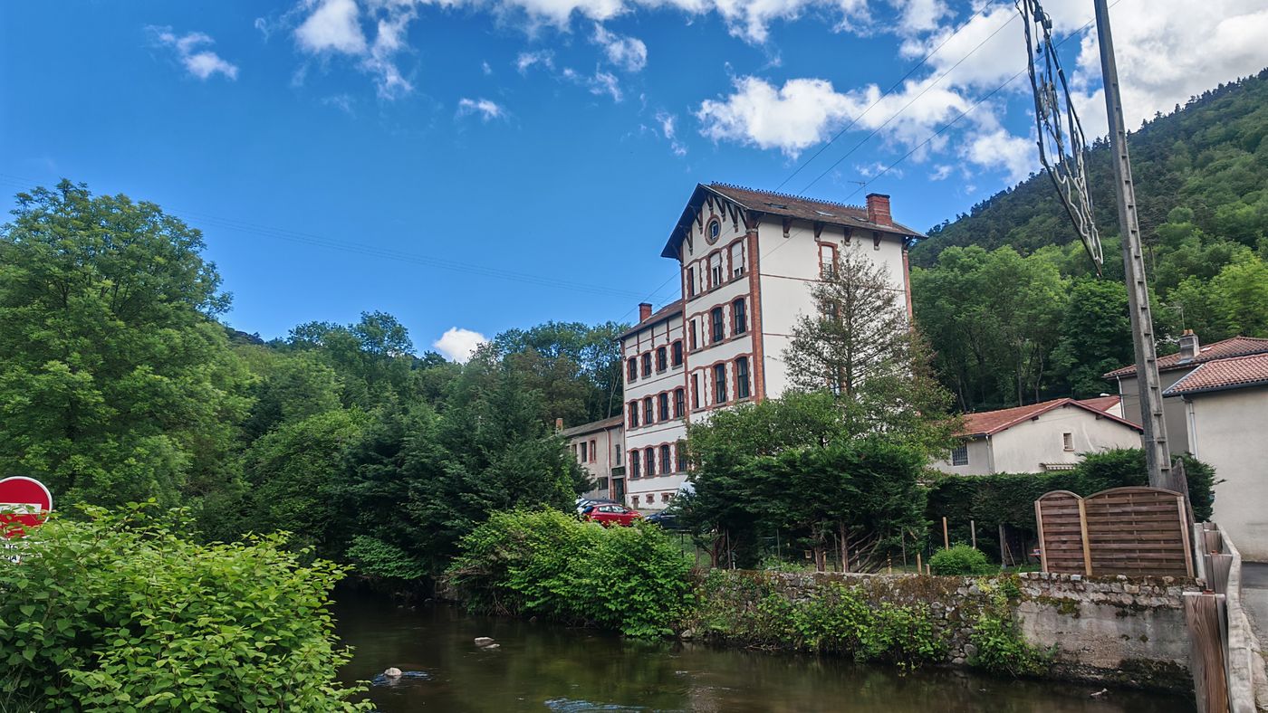 A quoi correspondait ce haut bâtiment sur la berge