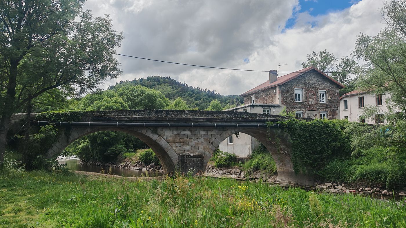 Vieux pont sur la Semène