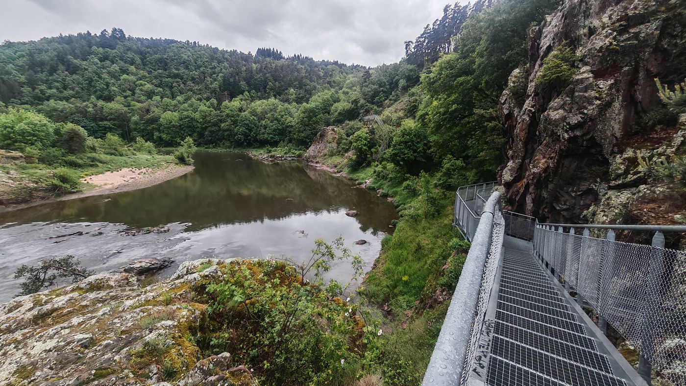 En faite c'est carrément un sentier en passerelle sur la Loire