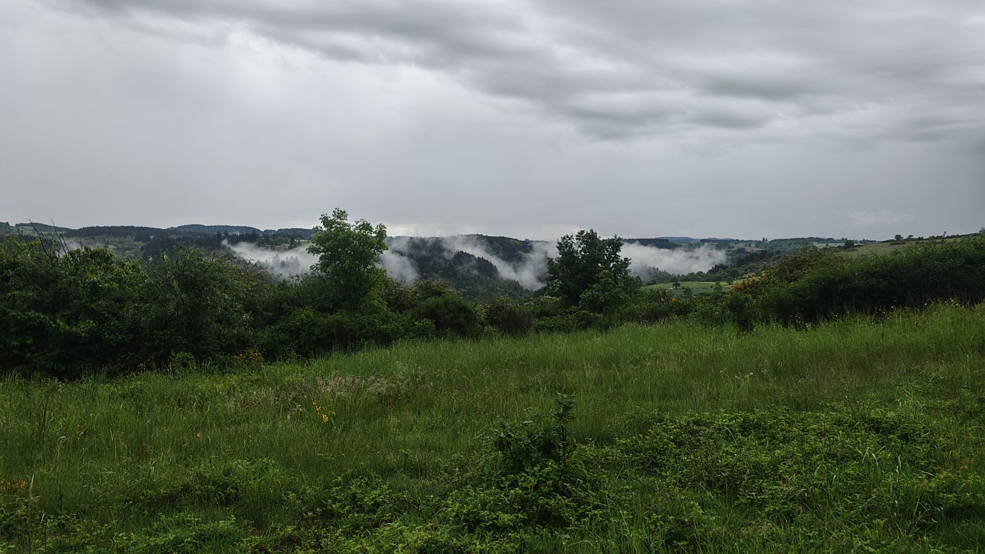 Formation sous mes yeux de nuages dans la vallée