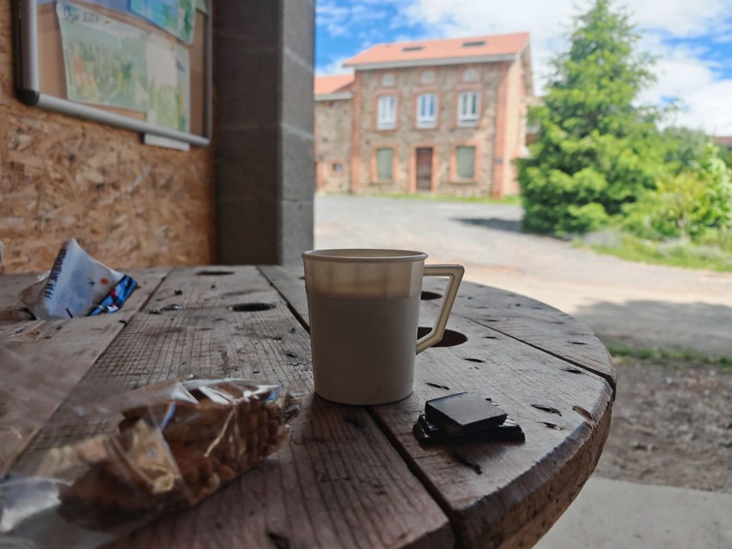 12h25, Café et biscuit, la pluie cesse
