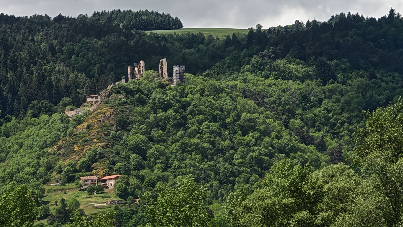 Au très loin (zoom), une ruine