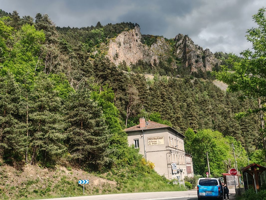 Au dessus une carrière