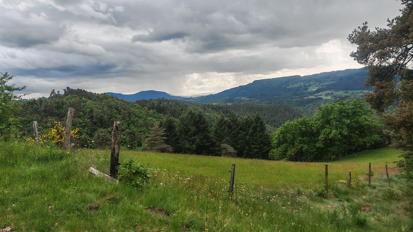 Au loin, des averses