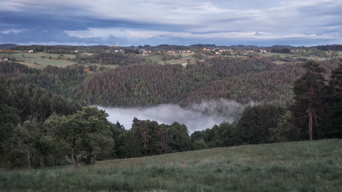 Brume dans les gorges du Lignon, étrange structure au loin