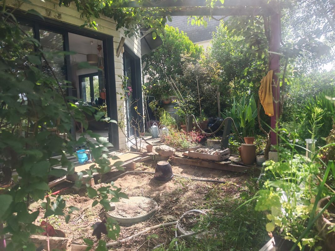 J'ai bien avancé le démontage de la terrasse (pour pouvoir passer avec les blocs sans tomber)