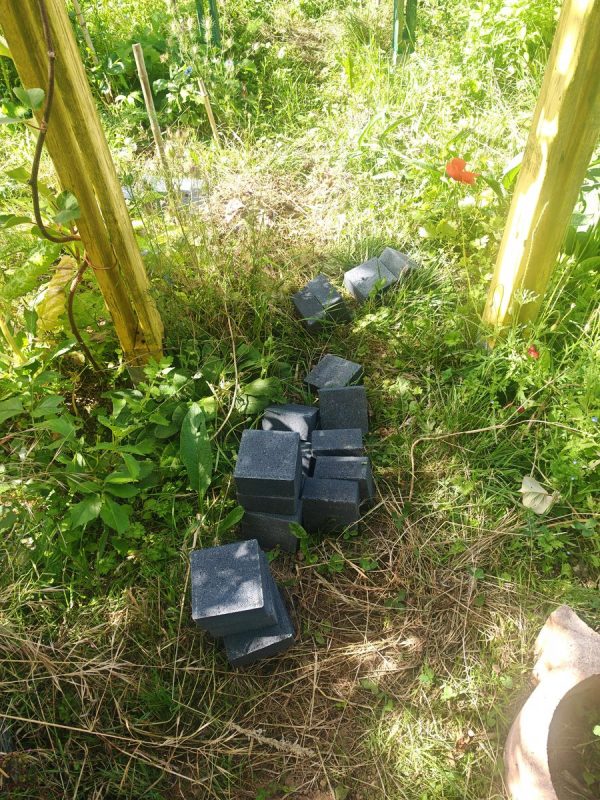 Blocs pour délimité les allées du potager