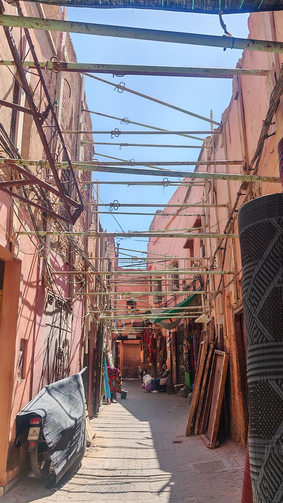 Certaines ruelles tiennes par miracles