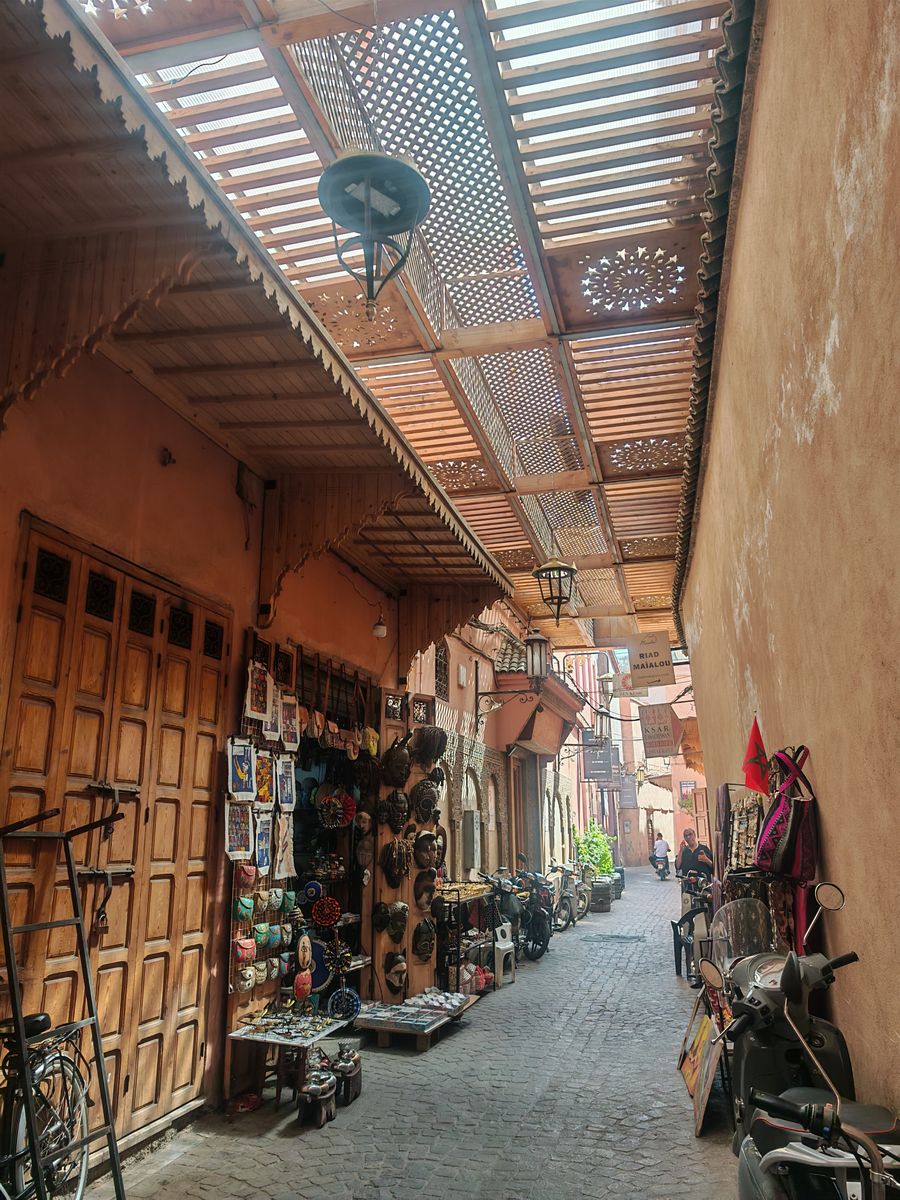 Les rue du souk couverte en 'dentelle de bois'
