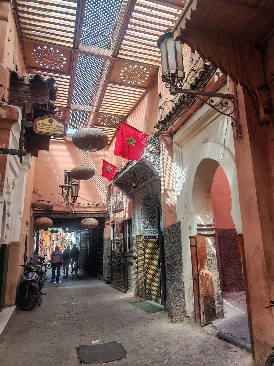 Les rue du souk couverte en 'dentelle de bois'