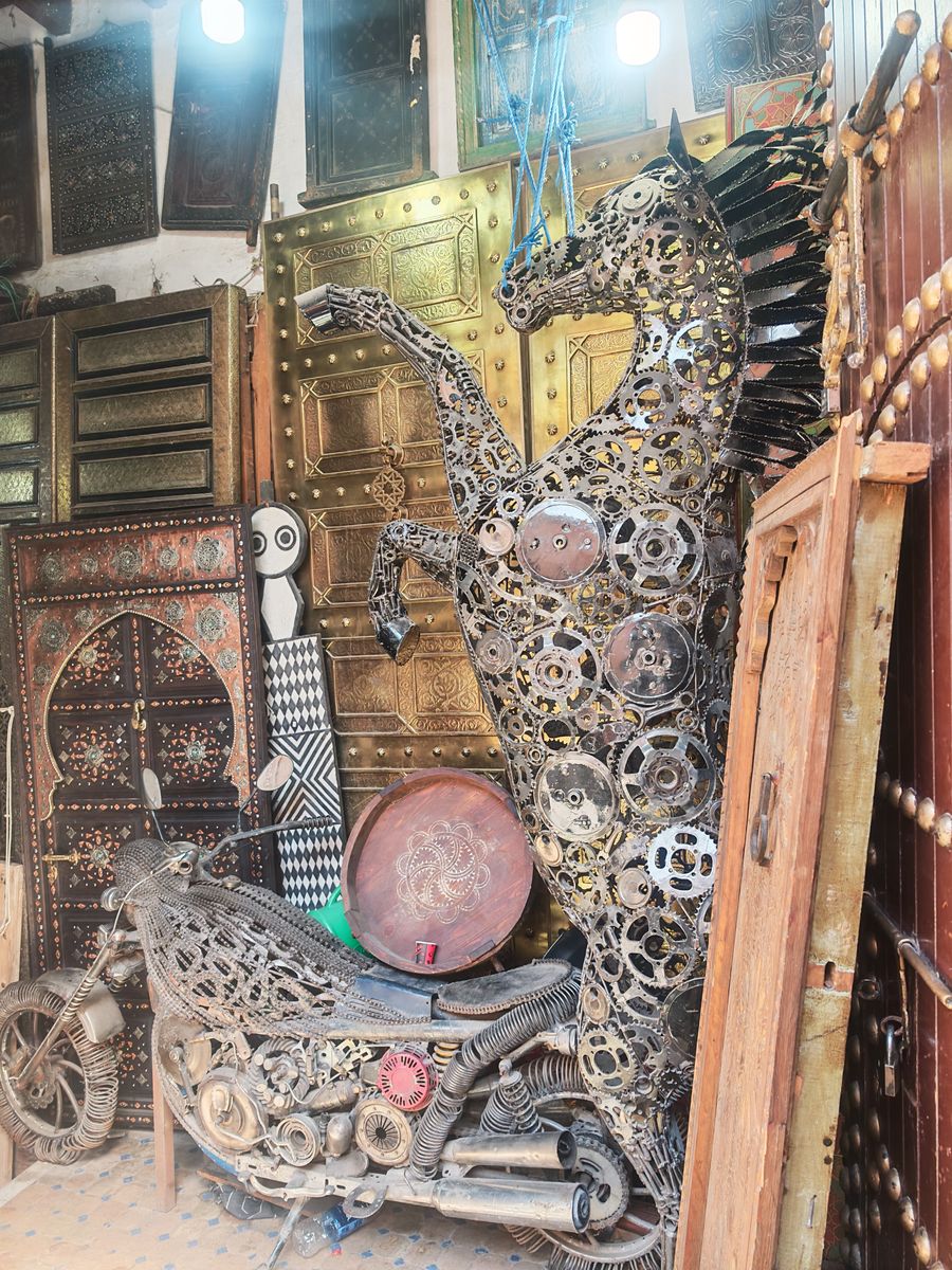 Un 'musée' de sculpture en récupération de fer et de portes