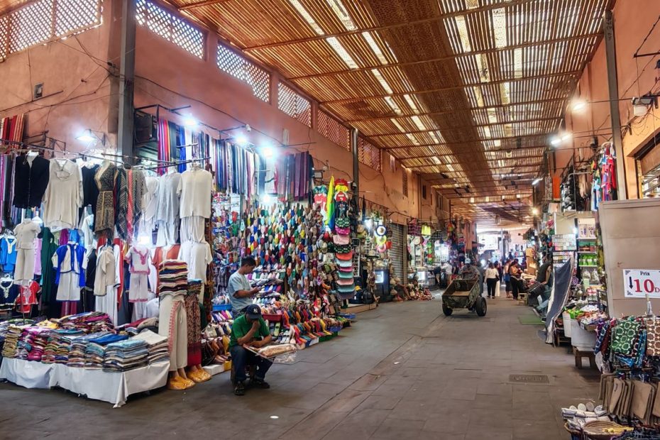 Les rue du souk colorés et ombragées