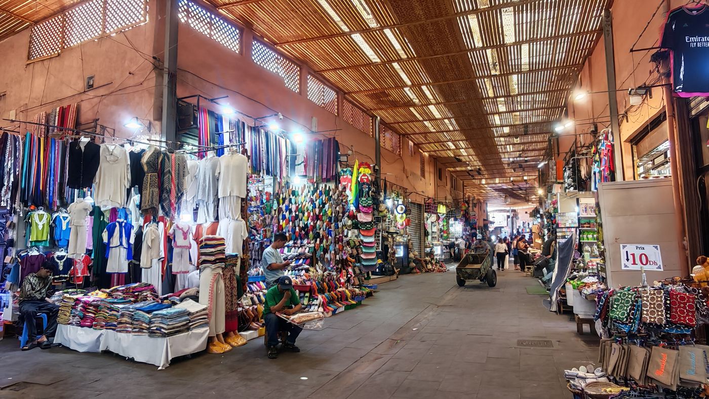 Les rue du souk colorés et ombragées
