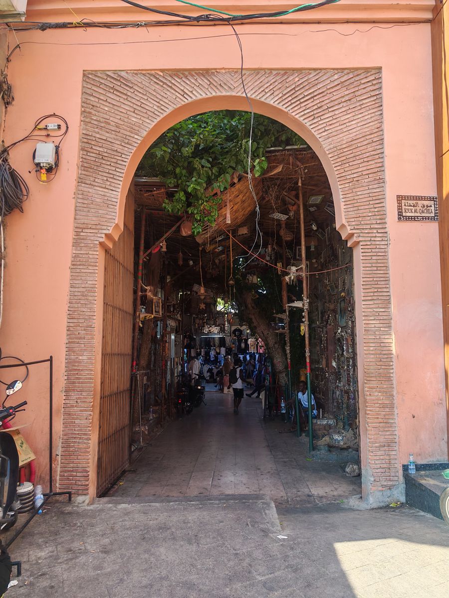 Un porte vers un des 'quartiers' du souk