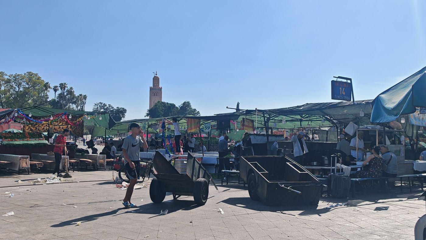 C'est l'heure où la place se transforme en banquet géant