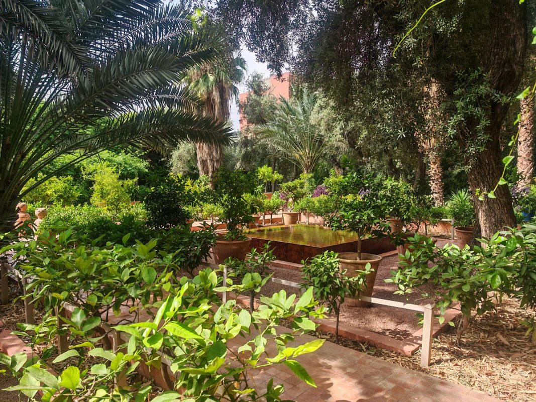 Succession de bassin, allées, à la françaises mais en mode Maroc