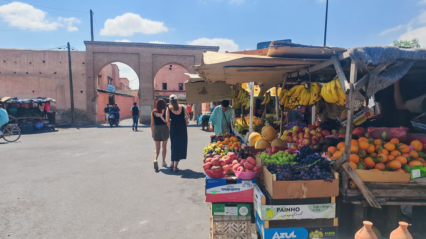 étales et porte de la médina