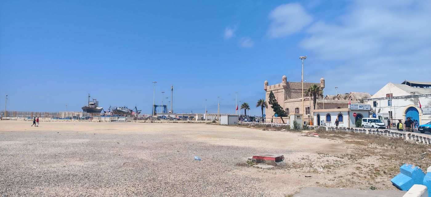 L'arrivé entre la plage et la vielle ville fortifié