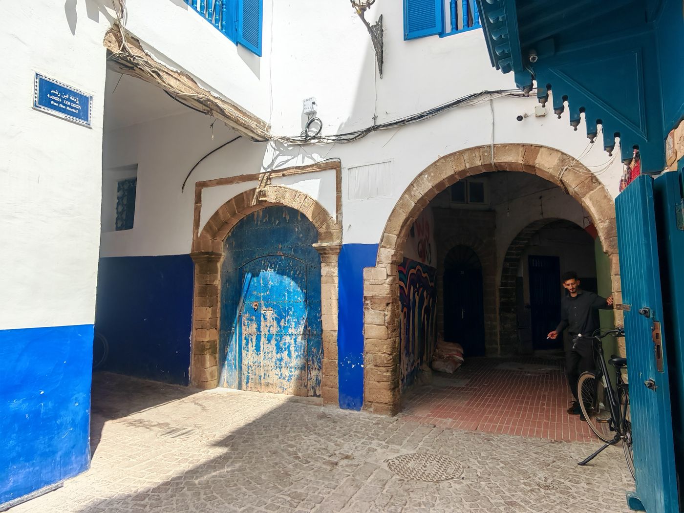 Des passages et des murs blanc et bleu