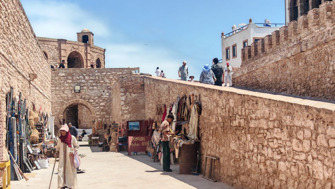 Avec sa rue basse et la forteresse