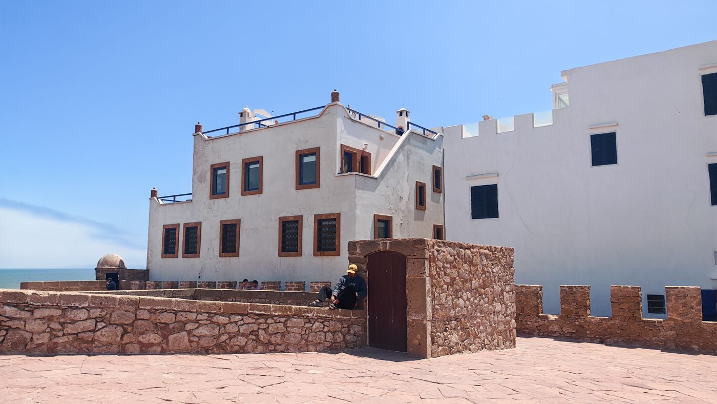 Derrière, des maisons dépassent