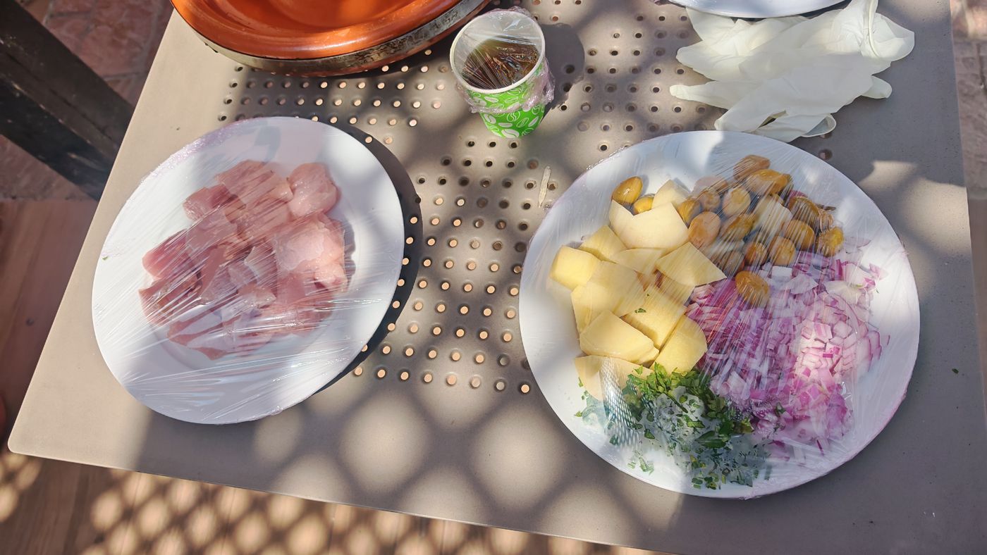 Ingrédients pour la tajine : poulet, pomme de terre, olives, oignons