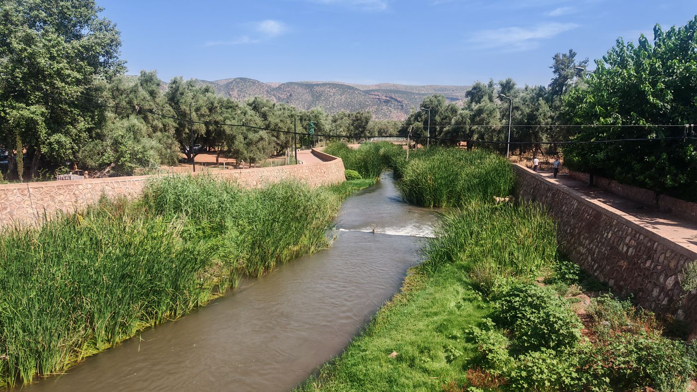 La rivière canalisé, le débit ne semble pas énorme