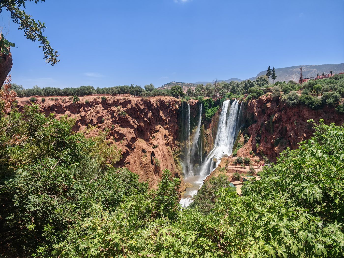 La cascade et son écrin de verdure