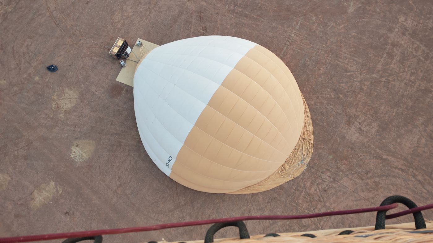 On passe par dessus un autre ballon en cours de gonflage