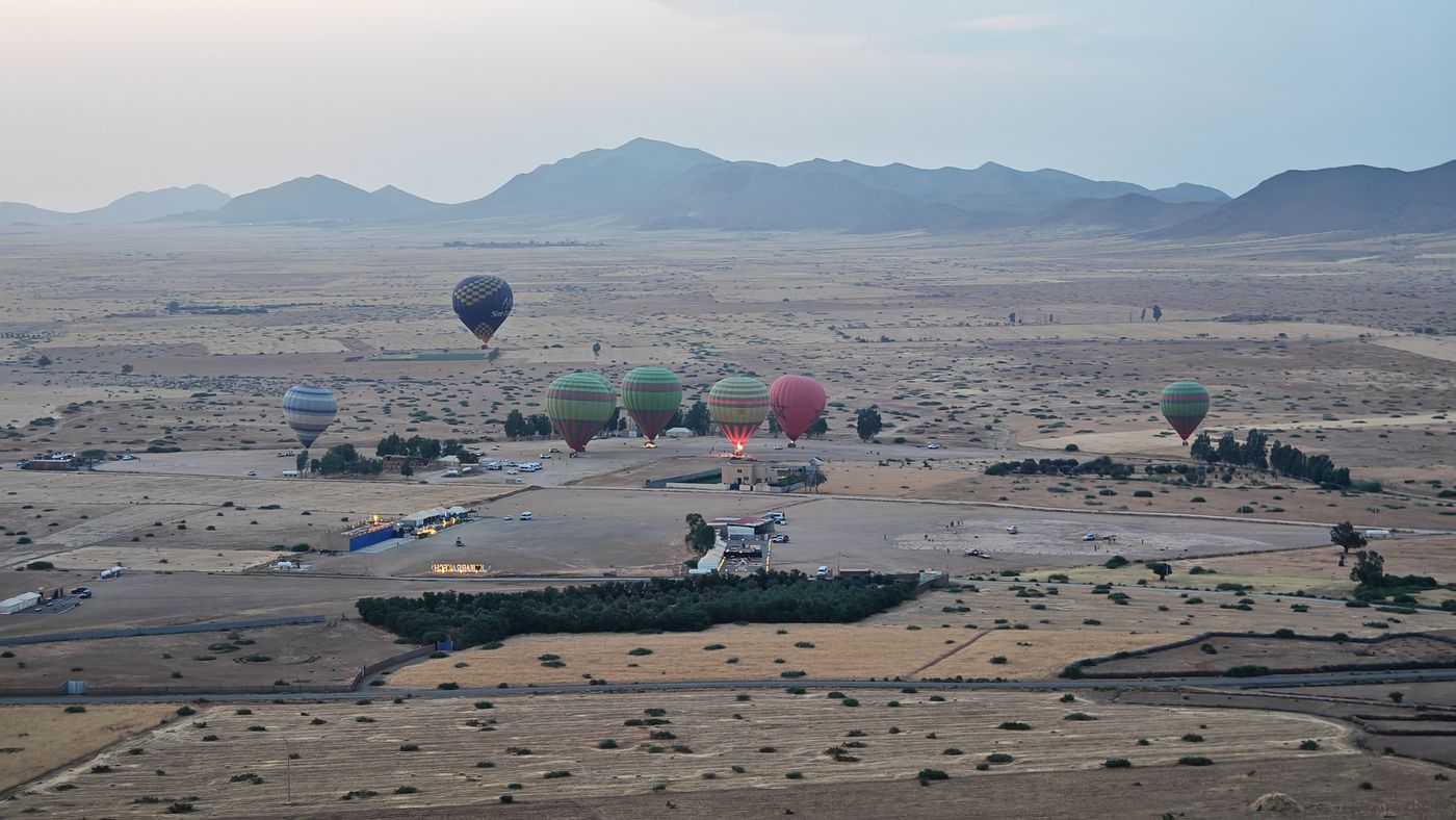 En fait c'est partout que des grappes de ballon s'élèvent