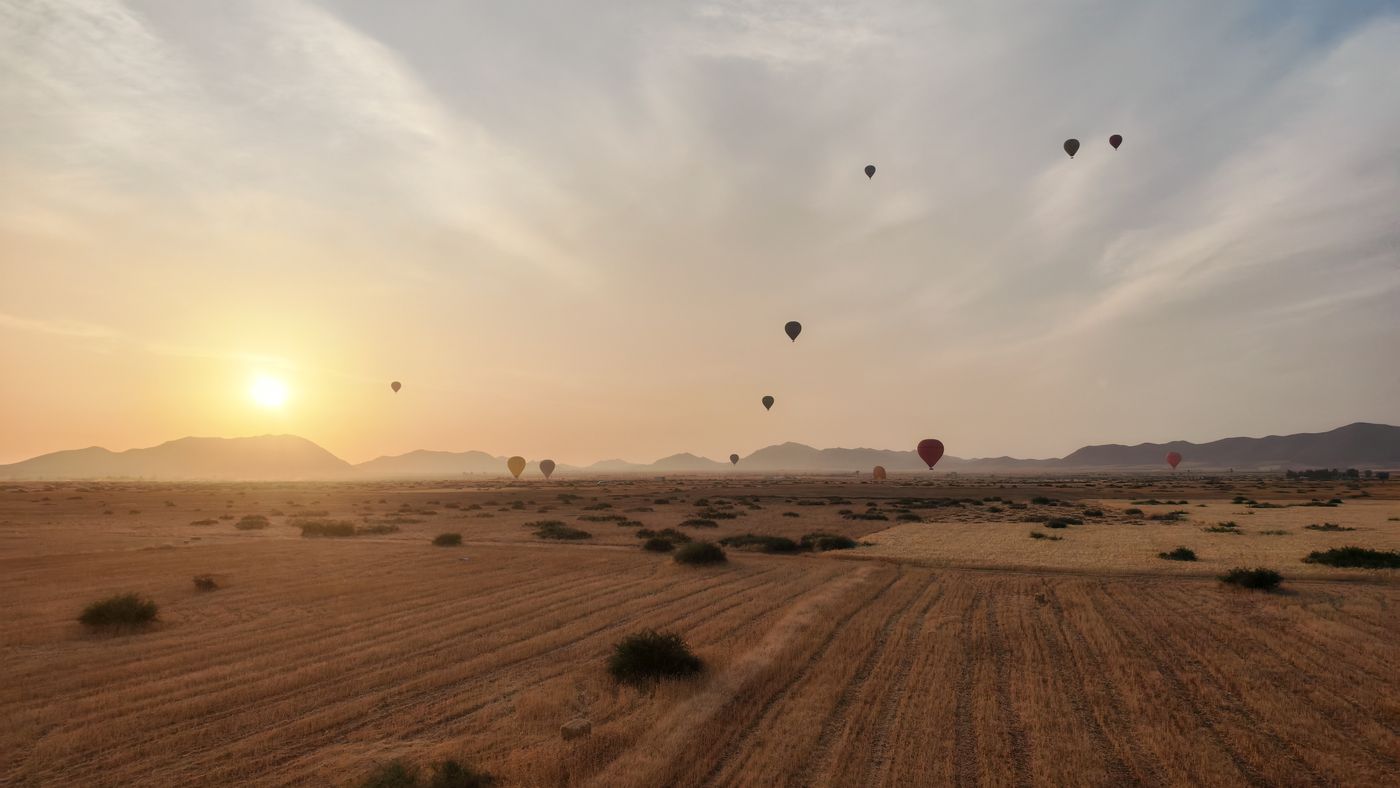 La montgolfières revient vers le sol en douceur