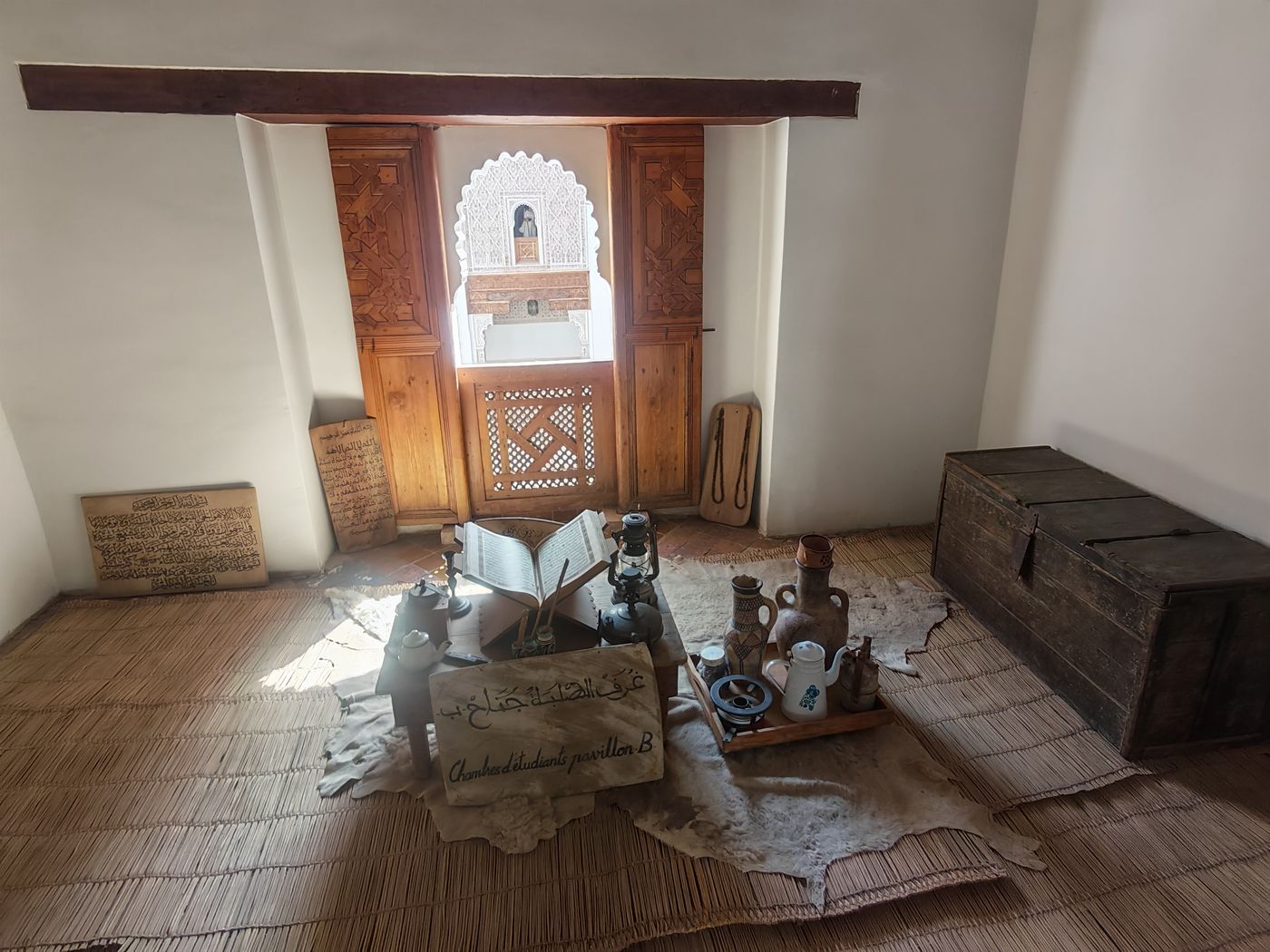 Une chambre avec le mobilier de l'époque