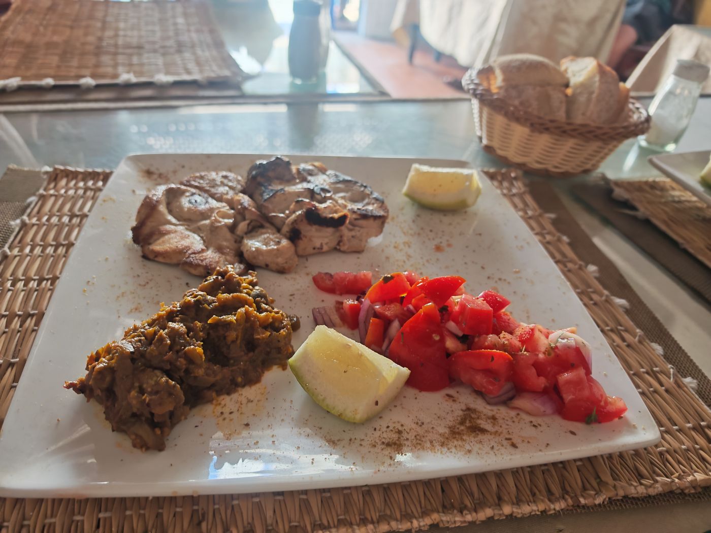 Espadon et petit légumes, tout ça préparé, servi par une seul femme pour 4 tables