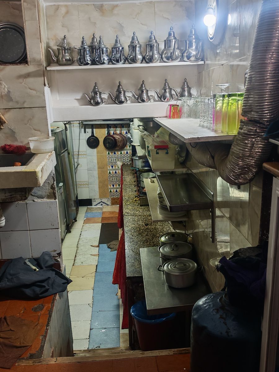 Dans sa petite cuisine en arrière