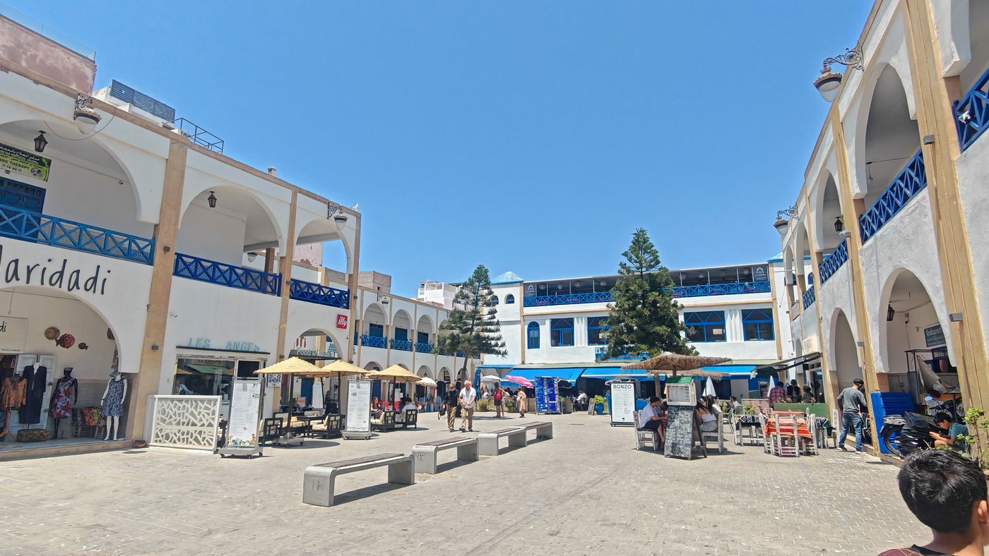 Les places avec des restaurants et des arches