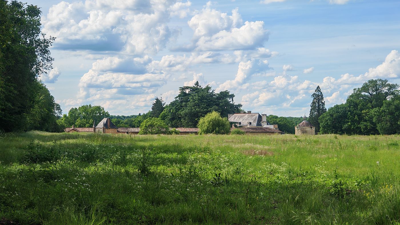 La demeure au loin