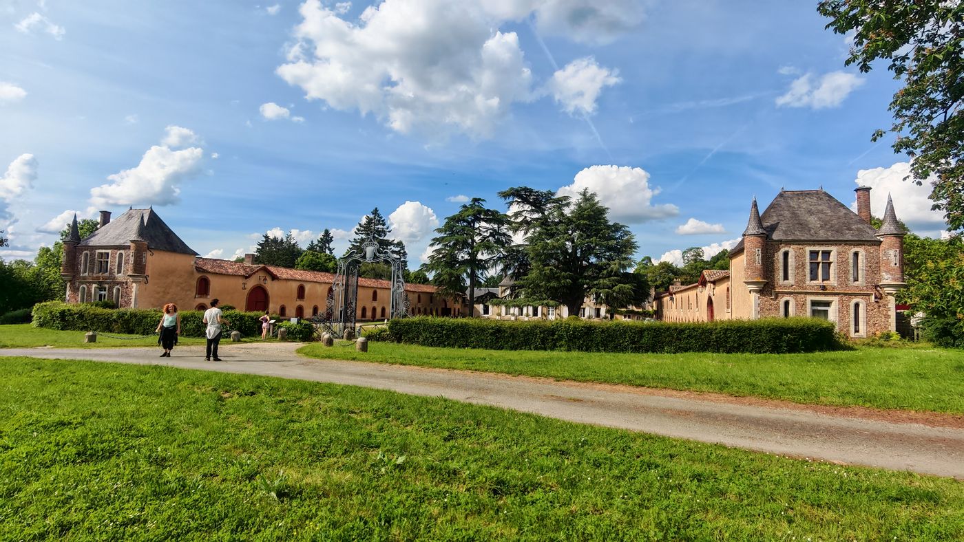 Gaëlle et sa famille devant le château